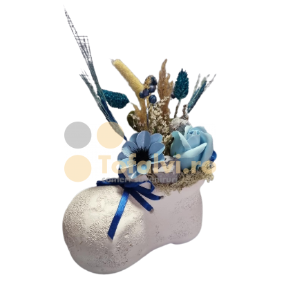 Boots with dried flowers in ceramic