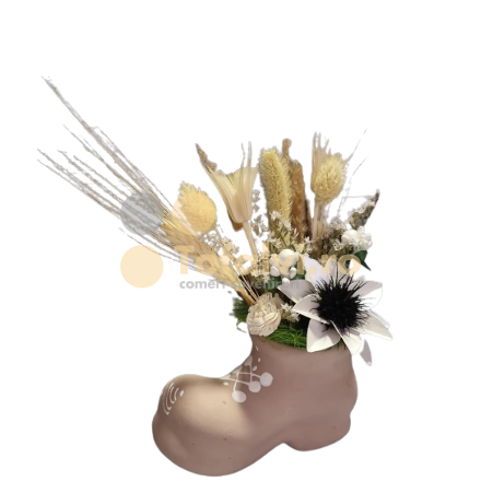 Small boots with dried flowers