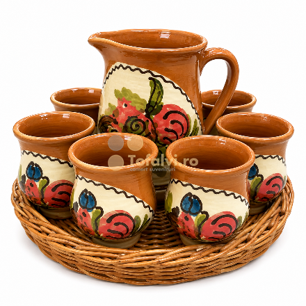 Kézzel festett kerámia italos készlet kancsóval, 6 bögrével és fonott kosárral