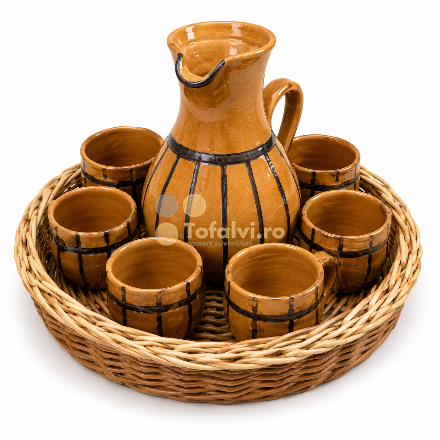 Set ceramic pentru băuturi cu ulcior și 6 căni, cu coș din răchită
