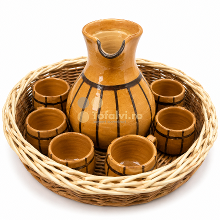 Set ceramic pentru băuturi cu ulcior și 6 căni, cu coș din răchită